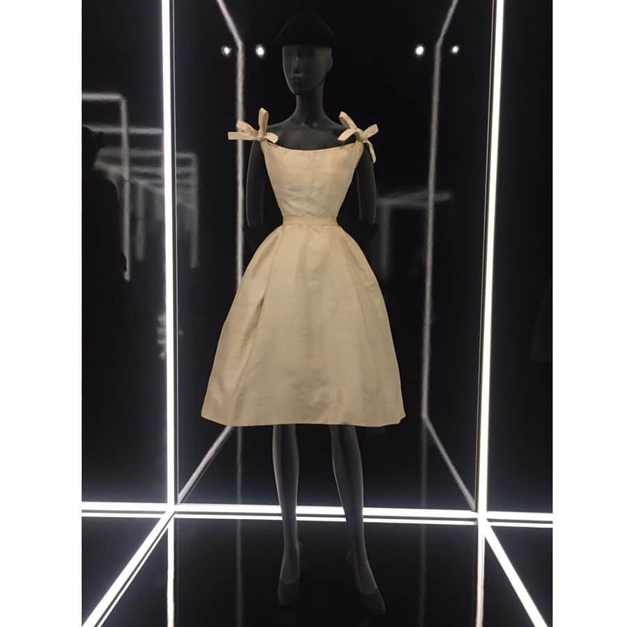 今村沙緒里さんのインスタグラム写真 - (今村沙緒里Instagram)「Christian Dior＊ Beautiful world！！ at London🇬🇧 ・ #christiandior #exhibition #london #vandamuseum #fashion #design #dress #creative #beautiful #런던 #아트 #패션 #ロンドン #ディオール展 # #デザイン #ドレス #美学 #伝統 #いつか着たい❤︎」4月30日 10時54分 - saorix13