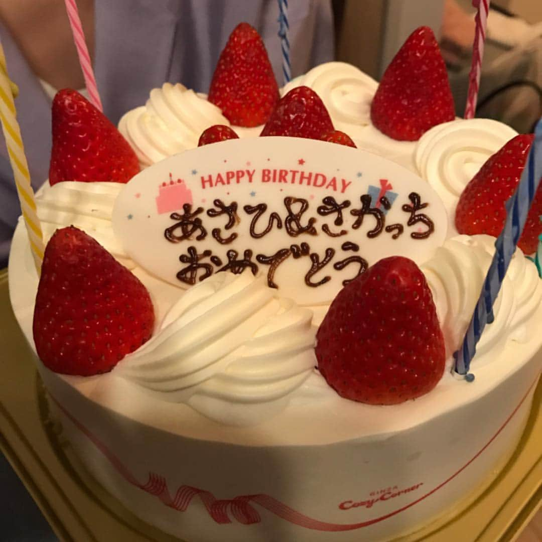 酒井瞳さんのインスタグラム写真 - (酒井瞳Instagram)「サプライズで朝日の誕生日お祝いしようとしたら、私もサプライズ受けた！嬉しすぎる！(´；ω；`) 平成最後の誕生日終わってたと思ってたから、、今日が平成最後の誕生日になった♡最高のお祝いしてもらった！ 朝日おめでとう！みんなありがとう！ #幸せ #アイドリング !!! #平和 #平成最後 #誕生日 #birthday #サプライズ #フゥの顔同じw #おめでとう #ありがとう」4月30日 10時57分 - s.sakaihitomi