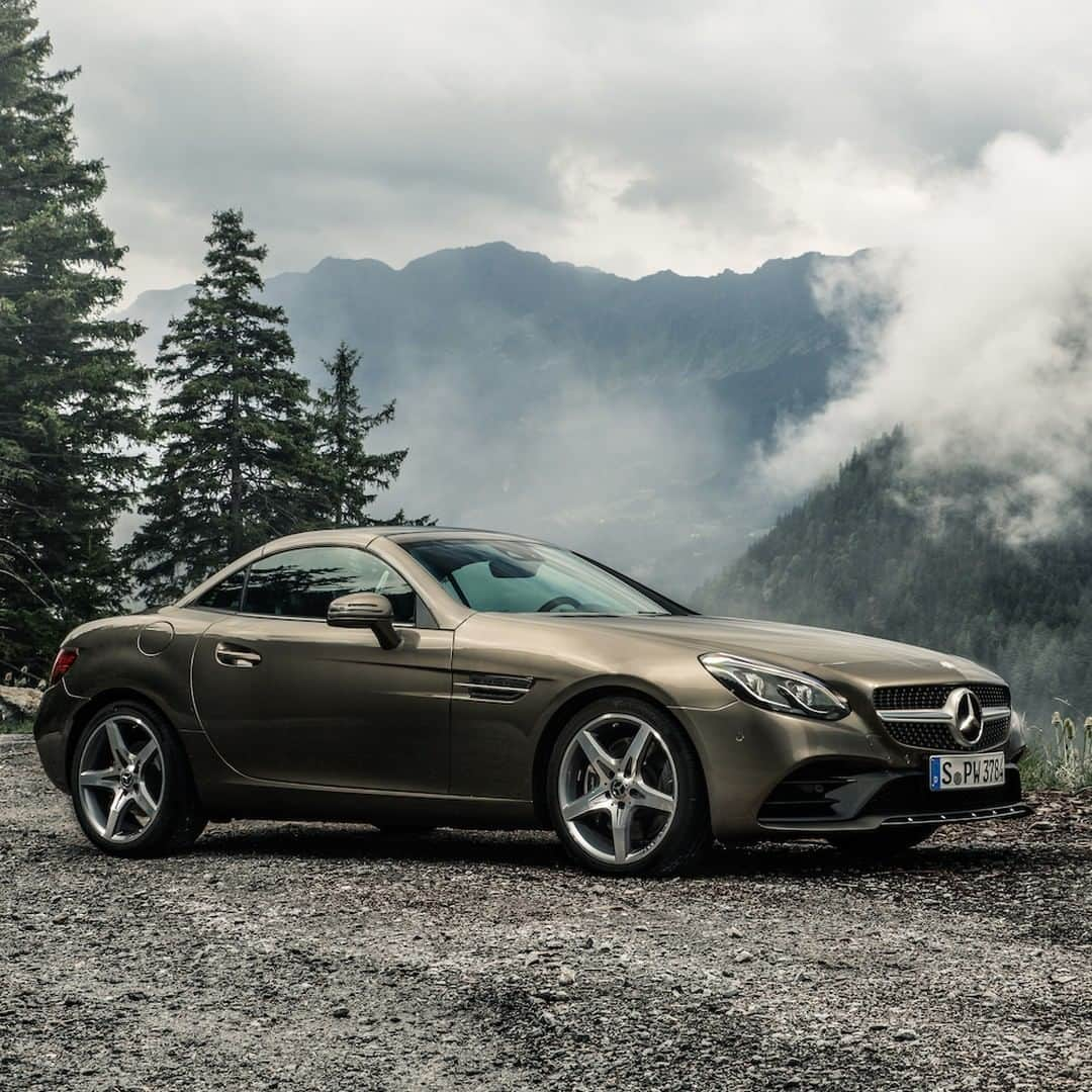 メルセデス・ベンツさんのインスタグラム写真 - (メルセデス・ベンツInstagram)「Always ready for your next road trip. 🌟 📸: @thombatemanphoto for #MBsocialcar ______________________________ [Mercedes-Benz SLC 300 Roadster | Kraftstoffverbrauch kombiniert: 7,2 l/100 km | CO2- Emissionen kombiniert: 163 g/km | mb4.me/RechtlicherHinweis] . #SLC #Roadster #Cabriolet #Mercedes #MercedesBenz #mountains #Car #Cartastic #InstaCar #Performance #convertible」4月30日 11時00分 - mercedesbenz