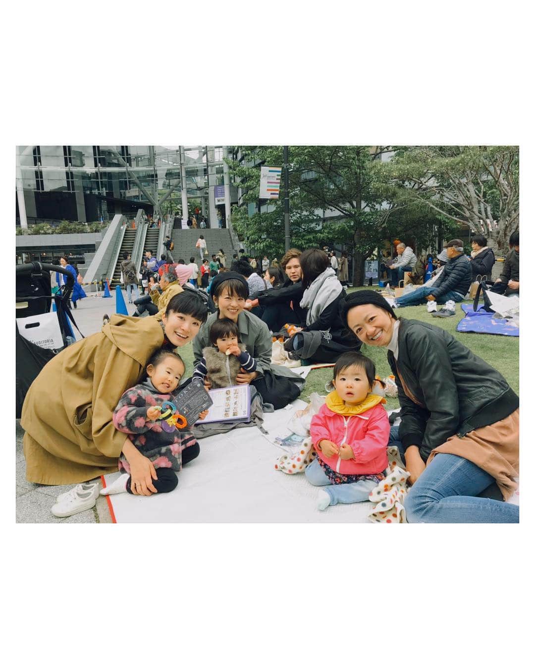板井麻衣子さんのインスタグラム写真 - (板井麻衣子Instagram)「. 今年で7回目となったJazz Auditoriaは、会場内の芝生エリアに子ども達が遊べるスペースがあったり、子ども向けイベントや大道芸など楽しい催しも充実していて、年々キッズフレンドリーになっているというのも嬉しいところです。 お友達もふらりと立ち寄ってくれることが多く、大人も子どもも同じ場所で楽しさを共有できるって素敵♡ . #jazzauditoria#2019#jazz#live#work#bluenotetokyo#ワテラス」4月30日 11時01分 - maikorophone