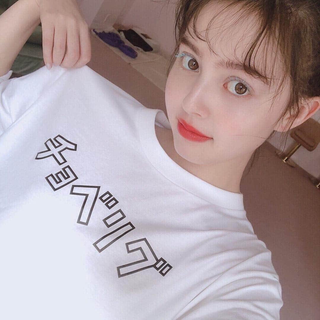 のインスタグラム：「👍チョベリグTシャツジャック👍﻿﻿﻿﻿﻿ ﻿﻿﻿﻿﻿ ついに、、平成も今日が最後🥺！！！﻿ まだまだ沢山の方々のチョベリグな写真をアップ予定🌈﻿ ﻿﻿﻿﻿﻿ 加藤ナナちゃんありがとう🚀﻿ SPINNSと一緒に平成最後を盛り上げよう💓﻿ ﻿﻿﻿﻿﻿ #SPINNS #スピンズ #fashion #gw #平成最後のチョベリグ #平成最後のgw #平成 #チョベリグ  #チョベリグTシャツ」