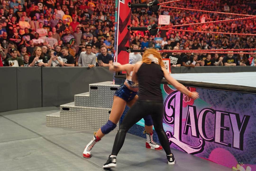 WWEさんのインスタグラム写真 - (WWEInstagram)「Everything has officially boiled over between @beckylynchwwe & @laceyevanswwe! #Raw」4月30日 11時06分 - wwe