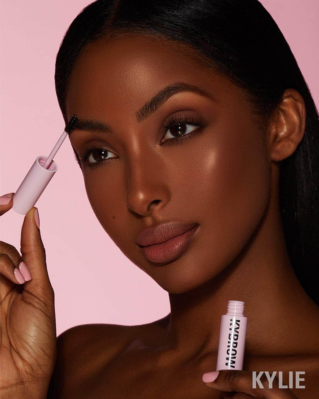 Kylie Cosmeticsさんのインスタグラム写真 - (Kylie CosmeticsInstagram)「#KYBROW Gel 💫 Keeps brows in place for an all day hold 💕 Tap to shop」4月30日 11時07分 - kyliecosmetics