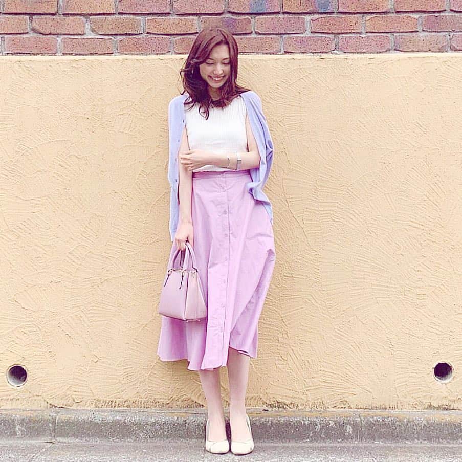 のインスタグラム：「* UVカット商品が充実ありがたやなUNIQLO🥺 で全身コーデ🤤 アンサンブル風に🍇🌷 UVカットカーディガン&スーピマコットンノースリーブセーターで 紫外線から死守ぅう〜シシューッ☀️ #魚住」
