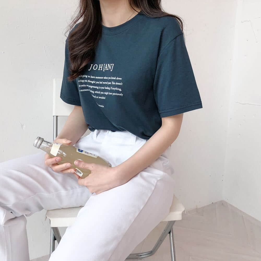 ガールズルールさんのインスタグラム写真 - (ガールズルールInstagram)「. ジョアンレタリング半袖Tシャツ (t6290) color : NAVY, BEIGE, WHITE . #걸스룰 #한국 #한국패션 #얼짱 #데일리룩 #오오티디 #koreanfashion #girlsrule #ootd #twinlook #dailylook #ガールズルール #韓国 #韓国ブランド #韓国ファッション #韓国ファッション通販 #今日のコーデ #オルチャン #オルチャンファッション #韓国アイドル #カップルコーデ #韓国好きな人と繋がりたい」4月30日 11時22分 - girlsrule_official