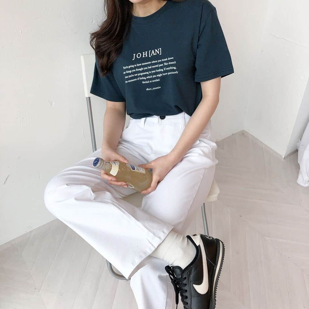 ガールズルールさんのインスタグラム写真 - (ガールズルールInstagram)「. ジョアンレタリング半袖Tシャツ (t6290) color : NAVY, BEIGE, WHITE . #걸스룰 #한국 #한국패션 #얼짱 #데일리룩 #오오티디 #koreanfashion #girlsrule #ootd #twinlook #dailylook #ガールズルール #韓国 #韓国ブランド #韓国ファッション #韓国ファッション通販 #今日のコーデ #オルチャン #オルチャンファッション #韓国アイドル #カップルコーデ #韓国好きな人と繋がりたい」4月30日 11時22分 - girlsrule_official