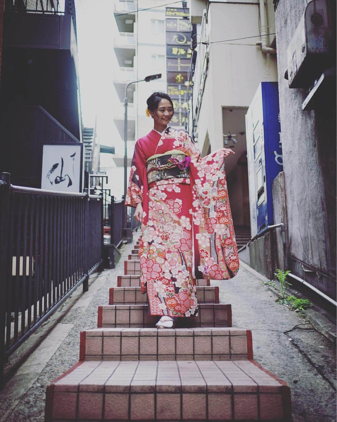 緑川静香さんのインスタグラム写真 - (緑川静香Instagram)「昨日のお着物はこんな感じでした👘❤️ #着物 #着物好き #着物女子 #kimono #kimonostyle #portrait #japanesegirl  #古典的な着物 #帯も素敵なので次載せます #全体的にラメが入っている #これも一目惚れ #着物ええわぁ #さぁ平成最後の仕事いってこよ」4月30日 11時18分 - midorikawa_shizuka