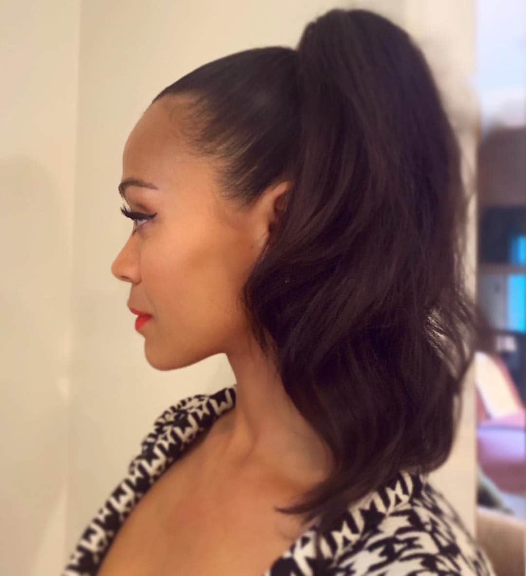 マラ・ロザックさんのインスタグラム写真 - (マラ・ロザックInstagram)「💋Can you stand it?! The BEAUTY that is #ZoeSaldana in a 60’s pony & red lip. LOVE! @zoesaldana make up @makeupbyvera7 styling @petraflannery hair by me! #60s #retro ❤️」4月30日 11時27分 - mararoszak