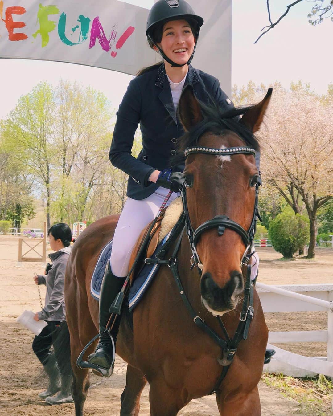 ジュディ舞衣のインスタグラム：「When baby horse was a good boy🐴✨ ． 平成最後はやっぱり馬♡ ． #horsebackriding #horse #ottb #thoroughbred #5yo #bays #samshield #brunodelgrange #younghorse #showjumping #horseshow #馬 #乗馬 #サラブレッド #5歳 #平成最後」
