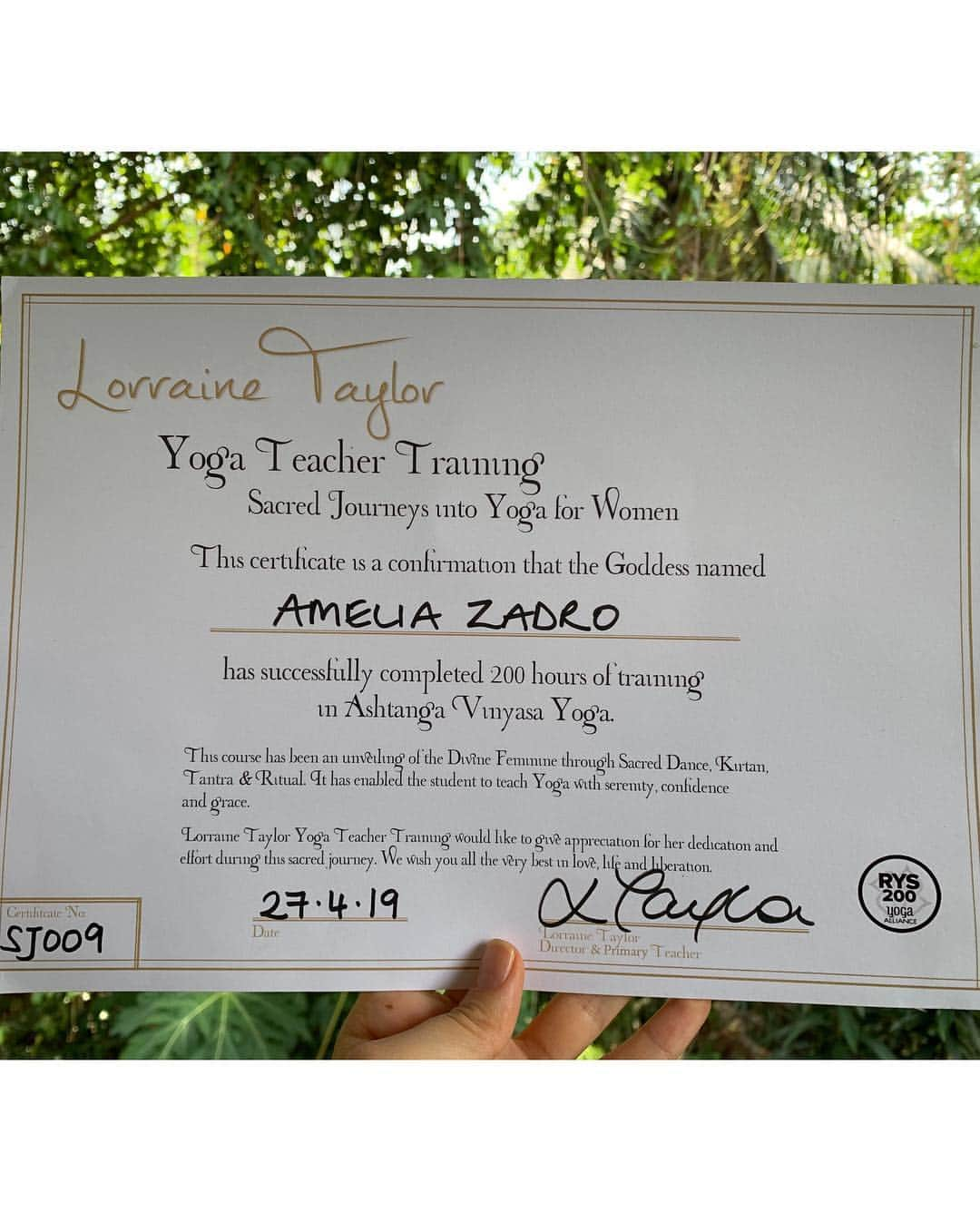 Amelia Zadroさんのインスタグラム写真 - (Amelia ZadroInstagram)「Holllllla Instagram, I’m back! 👋🏻 200h later and I’m certified to teach yoga! Seems kind of crazy hey.. one month and I can teach an ancient and intricate field of wisdom to people.. that’s how a lot of these modern western education formalities seem to work 😂 and in this case I’m happy to play along cause I looove yoga, have been practising since I was a little kid and feel excited to share what I know and passionate to keep learning more 😊 The course that I completed with @lorrainetayloryoga was a beautiful, deep deep dive into not just the asana (postures) but also meditation, pranayama and kriya (breathing and cleansing technique), yogic and tantric philosophy and ritual and a whole lot of personal development, Far beyond my expectations for how transformative one month could be! So wanna learn a feminine flavour of Ashtanga Yoga or have ideas for places for me to teach in London and Europe?? If so plz get in touch! 💫🙏🏻」4月30日 11時38分 - ameliazadro