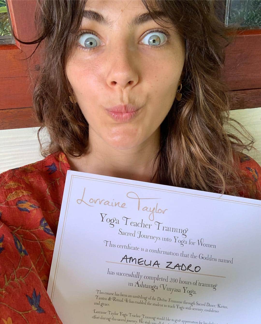 Amelia Zadroのインスタグラム：「Holllllla Instagram, I’m back! 👋🏻 200h later and I’m certified to teach yoga! Seems kind of crazy hey.. one month and I can teach an ancient and intricate field of wisdom to people.. that’s how a lot of these modern western education formalities seem to work 😂 and in this case I’m happy to play along cause I looove yoga, have been practising since I was a little kid and feel excited to share what I know and passionate to keep learning more 😊 The course that I completed with @lorrainetayloryoga was a beautiful, deep deep dive into not just the asana (postures) but also meditation, pranayama and kriya (breathing and cleansing technique), yogic and tantric philosophy and ritual and a whole lot of personal development, Far beyond my expectations for how transformative one month could be! So wanna learn a feminine flavour of Ashtanga Yoga or have ideas for places for me to teach in London and Europe?? If so plz get in touch! 💫🙏🏻」