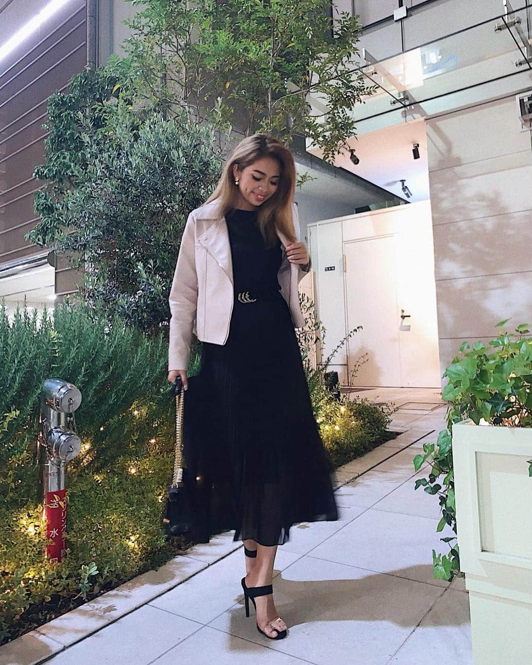 Airi Shibuyaのインスタグラム：「昨日のこーで❤︎ . プリーツスカートやっと着れた☺️ . 最近パンツばっかりだったから ソワソワしたなぁ🙃🙃笑 . 雨で天気悪いけど今日も一日がんばろー☂️❤️ . #duras#coordinate#skirt#black#コーデ#コーディネート#ブラックコーデ#プリーツスカート」