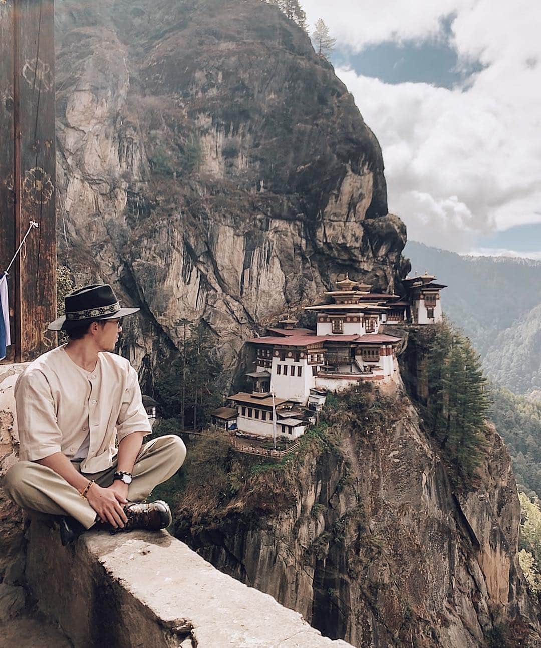 のインスタグラム：「平成から令和に移行するタイミングで平和へのヒントを与えてもらえた。  ブータンありがとう。  素晴らしい国でした。  #Bhutan #tigersnest」