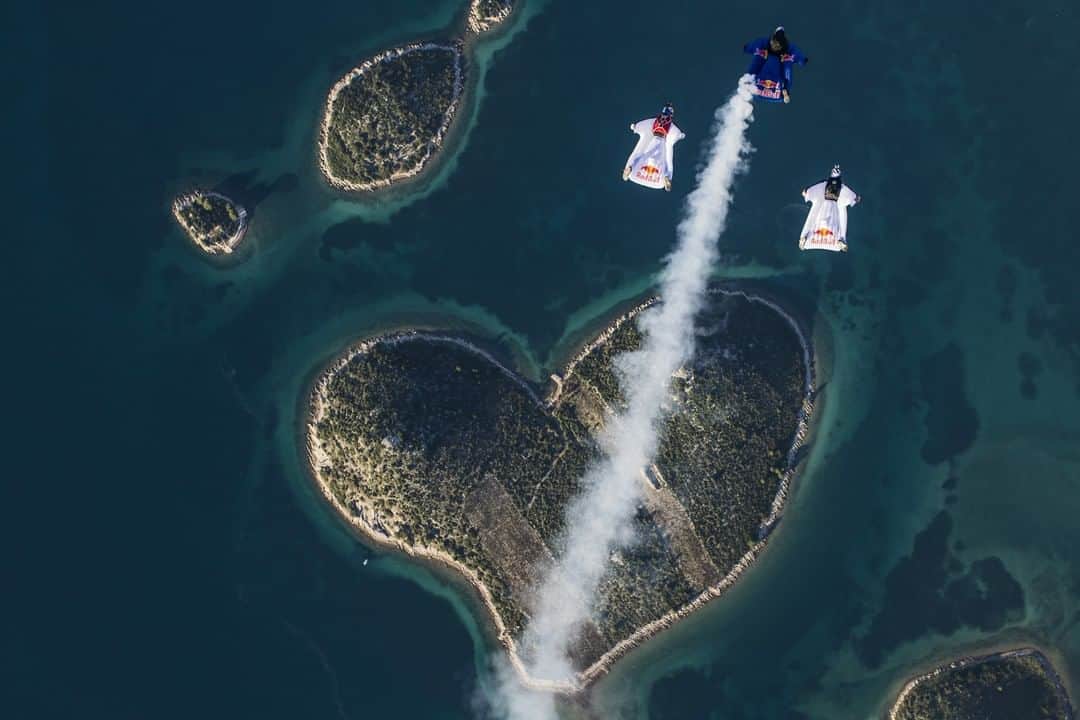 レッドブルさんのインスタグラム写真 - (レッドブルInstagram)「G.W.を全力で飛び抜けよう！  #redbull #翼をさずける ーーー @redbullskydiveteam  @marcowaltenspiel @fuerstmarco @felix_seifert @max_manow の4人からなる、スカイダイビングとベースジャンプのチーム。 #goldenweek #gw #skydiving #skydivers #スカイダイビング #redbullskydiveteam #ゴールデンウイーク」4月30日 12時00分 - redbulljapan