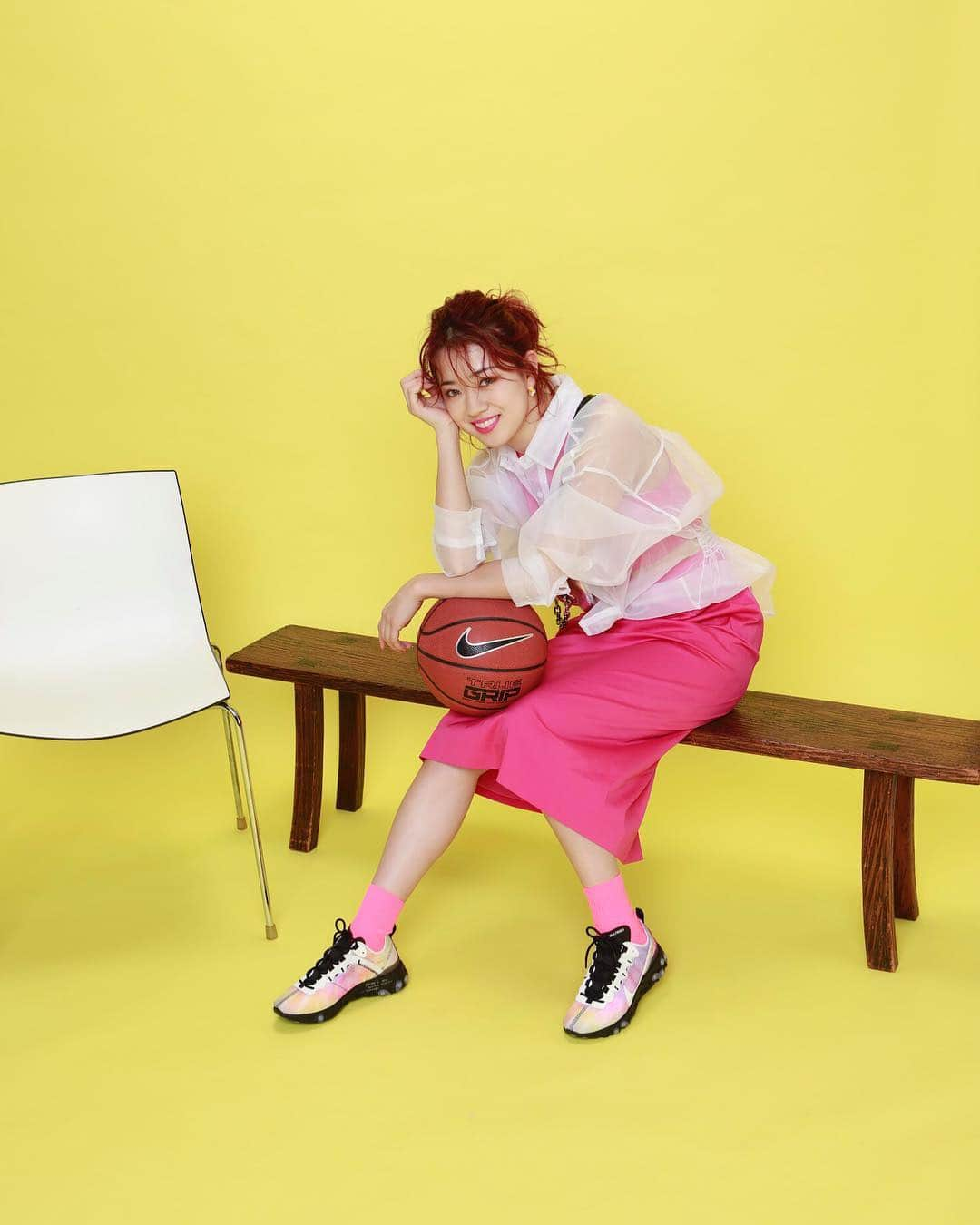 アトモスガールズ/atmos girlsさんのインスタグラム写真 - (アトモスガールズ/atmos girlsInstagram)「. Nike React Element atmos pink style styling by Yuzuna Takebe(E-girls/sudannayuzuyully) 今春atmos pinkがイチオシするNike React Element を 起用した一週間コーデを彼女が独自でスタイリング💖 【DAY 4】 淡いカラーのマーブル柄がキュートなリアクトエレメントにはオーガンジーのシャツと肌見せがポイントのビビッドカラーのワンピースで春夏にマストなレディライクなスタイリングに。 . NIKE REACT ELEMENT 55 CJ6896-901/¥ 13,000-(+tax) atmospinkオーガンジービックシャツ KR19SS-TP09/¥8,500-(+tax) atmos pink ツイストワンピース 19ss-at16-pnk/¥19,000-(+tax) . #atmos#atmospink#アトモス#アトモスピンク#武部柚那  #nike#justdoit#reactelement87#reactelement55」4月30日 12時00分 - atmos_pink_official