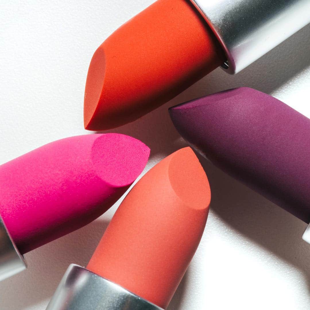 M∙A∙C Cosmetics Japanのインスタグラム：「⠀ マットなのに重みのない、 霧のようなマットテクスチャーの パウダー キス リップスティックに、 魅惑的で魅力的な8色の新カラーが登場。 #MACPowderKiss ⠀ ↓↓使用メイン製品↓↓ [パウダー キス リップスティック] (右から時計回り) ピー フォー ポテント/ステイ キュリアス/ベルベット パンチ/ワーク, ワーク, ワーク ⠀ DESIGN: M·A·C ARTIST RINO KASAI @rino416⠀@macprotokyo PHOTO: @takaki_iwata ⠀ ⠀ ⠀ ⠀ ⠀ ⠀ #MACCosmeticsJapan #MACコスメ #MACCosmetics #MyArtistCommunityJP  #MACArtistChallenge #MAC #コスメ #メイク #MACリップ #パウダーキス #ミスティマット #マットリップ #抜け感 #抜け感メイク #ぼかし #LIP #LIPSTICK #MACLIP」