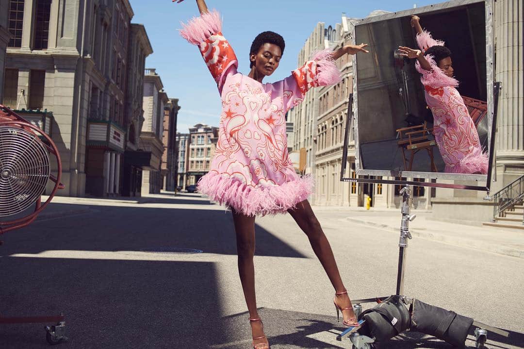 Bergdorf Goodmanさんのインスタグラム写真 - (Bergdorf GoodmanInstagram)「TAKE FLIGHT 💫 BG recently journeyed to Hollywood with some of the season’s show-stopping looks reimagined on the backlot of Universal Studios 🎬 First up, a feather-trimmed number from @maisonvalentino. Available now in store on 2 and online at BG.com. [photo: @jamesbrodribb]」4月30日 12時03分 - bergdorfs