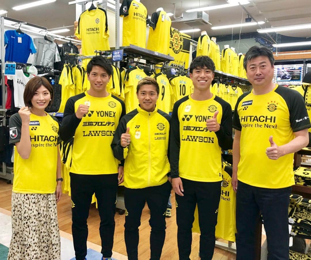 西谷綾子のインスタグラム：「✴︎ 昨日はモラージ柏で チバテレ「Rising Reyso!l」公開収録⚽️🎤 村田選手、上島選手、古賀選手☺️ ・ 選手それぞれの考え方、言葉、振る舞いから多くの学びと刺激を頂きました‼︎ ・ 時間が足りなかったな〜♪ 楽しい時間でしたね😊 ・ この模様は、5/26(日)よる8:30〜 お楽しみにー‼︎☺️👍 ・ #柏レイソル #soccer #reysol #jleague  #gw #モラージ柏」