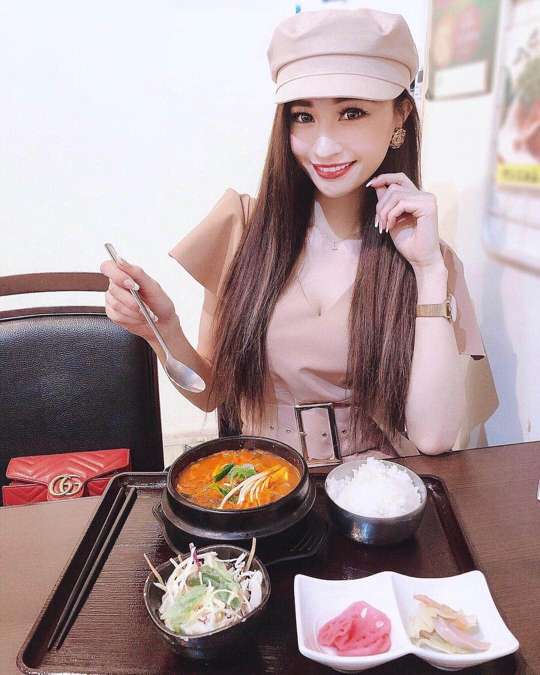 二重の女神 まあささんのインスタグラム写真 - (二重の女神 まあさInstagram)「🌶🌶 ここの韓国料理🇰🇷美味しすぎて﻿ 2週連続で食べに行ったよ🍴💕﻿ ﻿ この日はキムチチゲにしたけど やっぱり一番は、、、🤤﻿ （後日載せようかな❤︎笑）﻿ ﻿ ﻿ #韓国料理 #韓国 #キムチチゲ #定食 #絶品ランチ #ランチ #美味しい #安くて美味しい #lunch #koreanfood #kimchichigae #delicious #yummy #김치찌개 #런치정식 #런치 #신주쿠」4月30日 12時15分 - maasa.05