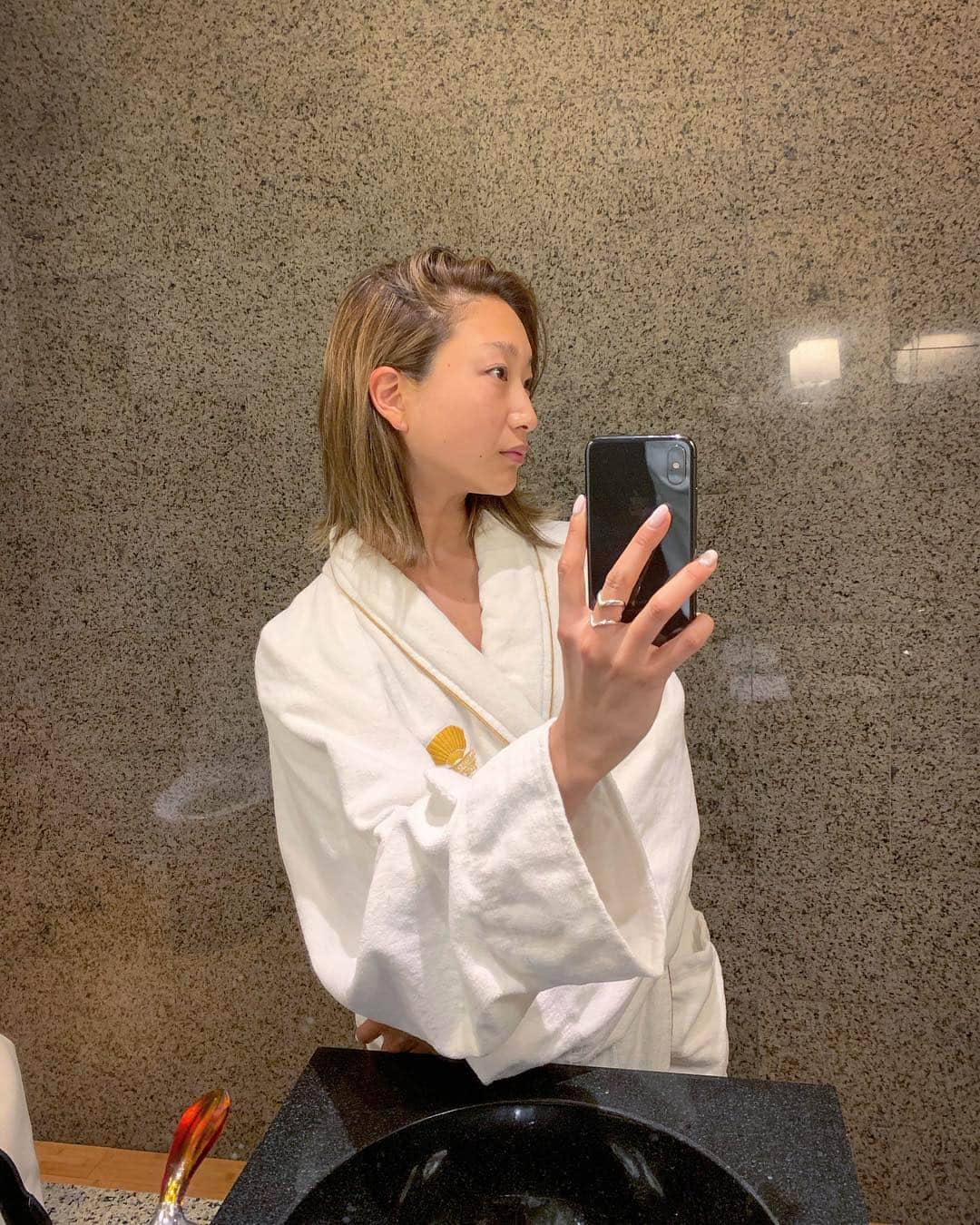 のインスタグラム：「#FaceCARE 🥀  今や年に3〜4回程になってしまいましたが、6年前から毎月欠かさずお顔のケアを委ねているゴッドハンドMaster Reikoの元へ年末ぶりに訪れてきました。元々は、地元関西に拠点がある先生ですが、私や私の知人友人の熱い想いを汲んで月に1〜2回東京の各ホテルにて出張してくださっています。  私は彼女に出会って、顔の美しさは左右対象である事や、目鼻立ちのパーツを一つ一つ整える意味や肌の"透明感"ということを始めて知りました。  程よい電気を流していただくスキンケアは気持ちいいのですが、顔の骨格を矯正していただくのは毎回涙が出るほど痛いです。しかし先生以外に顔は触られたくないくらい、信頼しているのです。  そして、いつも帰り道、素肌で歩くのが楽しくなります🚶‍♂️♡ また、いつ訪れても最新の技術がアップデートされていて、今回の施術には本当に驚きました。  最新の電気機器を肩や首や頭の付け根に当てると、筋肉が微細動して凝り固まった筋肉が緩み、普段の高ぶった神経が落ち着いたのか、心拍がスローになり、呼吸が深まり、腸がぎゅるぎゅる〜っと動き始めたのです。  肌が良くなるのは、こうやって神経や内臓まで落ち着かせることなのだと悟ることができる小顔矯正エステです💆‍♀️ また、整形したみたいに顔が変わるので、オールハンド整形施術と呼んでいます！まさにゴッドハンド…。 何より私は先生に会うと凄まじい波動とパワーを感じ、良い縁が循環する気がするので、マインド、スピリットまで綺麗になる気がしています🥀  完全紹介制で、且つ予約もパンパンですが、もしご興味がある人がいたら、お繋ぎするのでご連絡くださいね🙂(希望者が増える度に私が予約できなくなるのですが…笑)  ちなみに先生のサロンは神戸御影にあります。関西の方は @beauty_love_aesth こちらへ💁‍♀️ .  女性の美しさとは何か？強さとは何か？を教えてくださる、皆の母親のような金谷令子先生いつもありがとうございます‼︎ . #masterreiko#オールハンド整形 #godmother#godhand#ゴッドハンド #御影#東京#出張#美容#小顔#エステ#矯正#パワースポッ#mind#spirit#beauty#腸コンディショニング#インナービューティー#マインドビューティー」