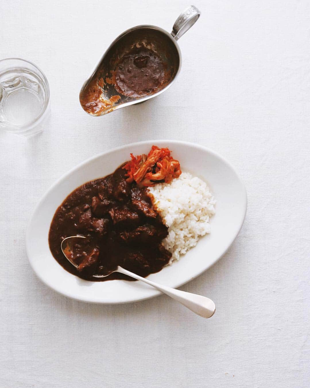 樋口正樹さんのインスタグラム写真 - (樋口正樹Instagram)「Beef curry 🍛 . ランチにビーフカレー。 ＢＢＱで残った材料で 作るカレーは美味しい。 主に牛肉の切り落とし、 骨のまわりや牛スジと、 焼きすぎた野菜などで。 今回は市販のルゥーで ゴールデンカレー使用。 酸っぱめのキムチ添え。 . . #カレーライス #ビーフカレー #カレー #国民食 #curry #beefcurry #curryrice #🍛」4月30日 12時12分 - higuccini