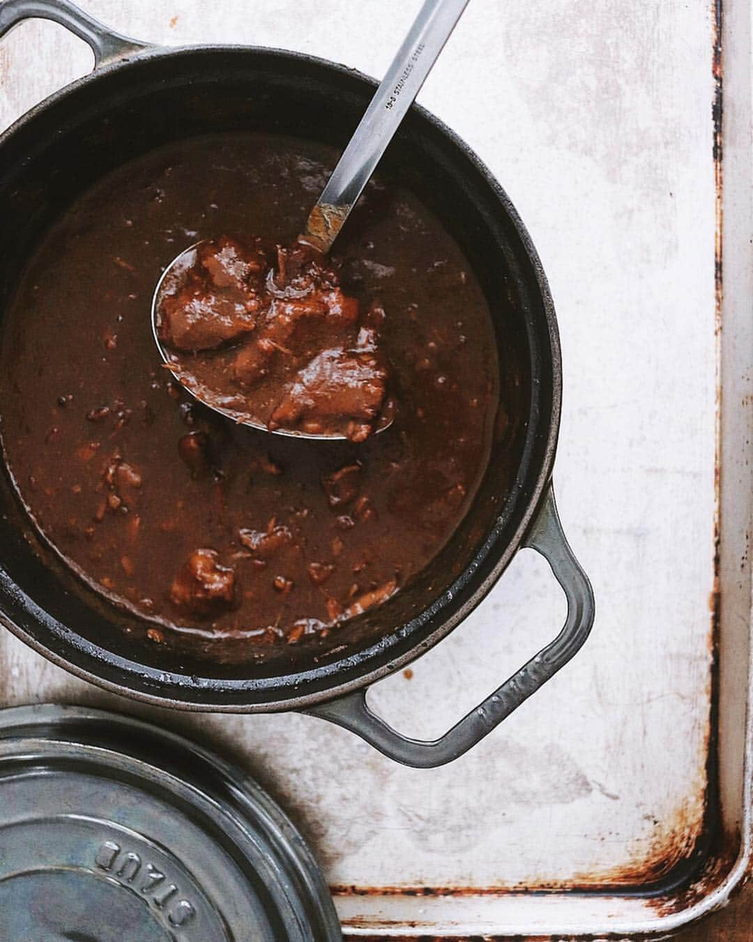 樋口正樹さんのインスタグラム写真 - (樋口正樹Instagram)「Beef curry 🍛 . ランチにビーフカレー。 ＢＢＱで残った材料で 作るカレーは美味しい。 主に牛肉の切り落とし、 骨のまわりや牛スジと、 焼きすぎた野菜などで。 今回は市販のルゥーで ゴールデンカレー使用。 酸っぱめのキムチ添え。 . . #カレーライス #ビーフカレー #カレー #国民食 #curry #beefcurry #curryrice #🍛」4月30日 12時12分 - higuccini