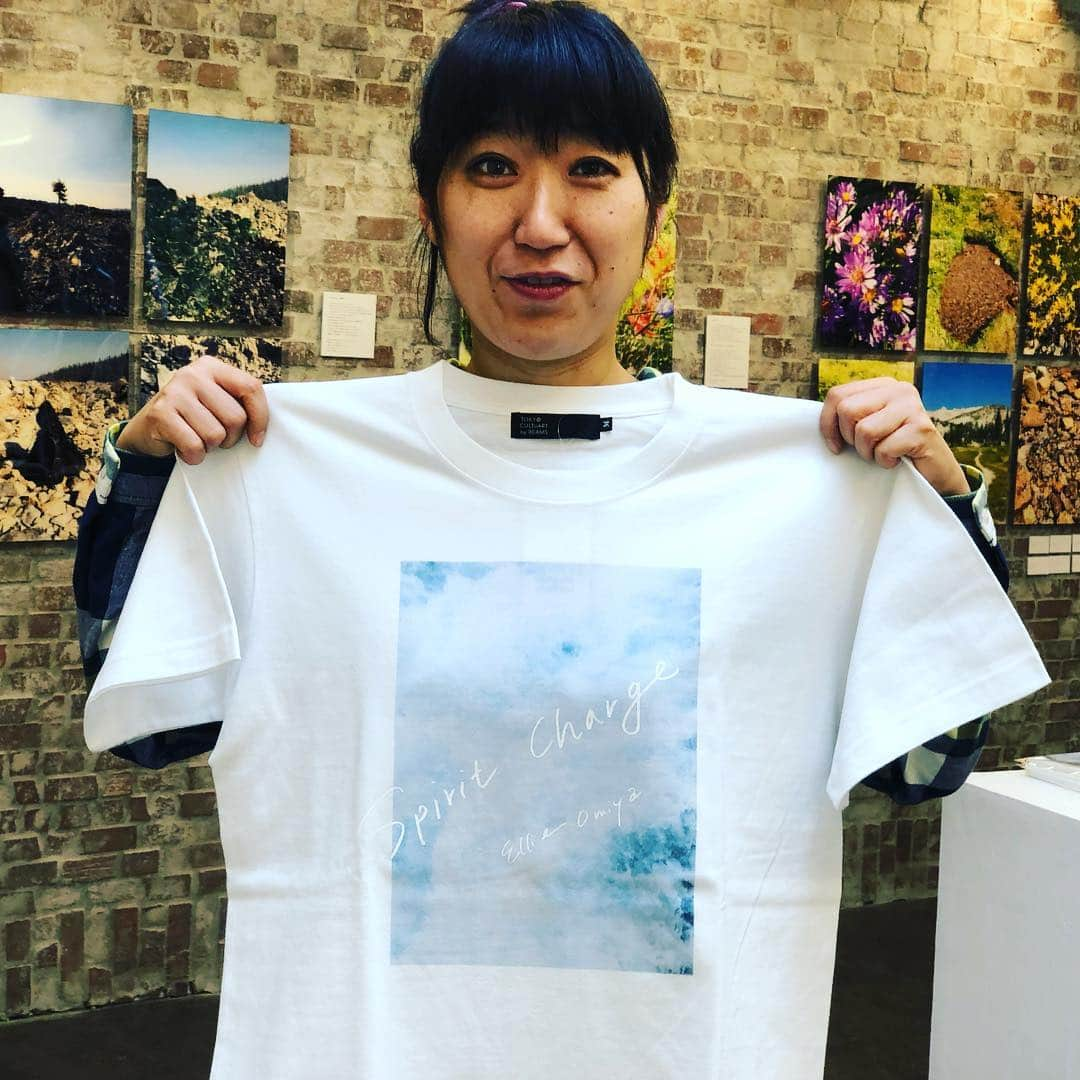 大宮エリーさんのインスタグラム写真 - (大宮エリーInstagram)「原宿のビームス3階にて スピリットチャージ写真展 &ビームスコラボのパワスポTシャツ👚限定販売‼️ ぜひゲットしにきてね‼️ 写真🤳オッケー👌  8日まで〜〜。 7日の18時から20時は在廊してるよん！ #ellieomiya  #beams」4月30日 12時13分 - ellie_omiya