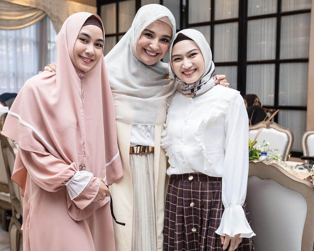 Shireen Sungkarさんのインスタグラム写真 - (Shireen SungkarInstagram)「Sobat paudku ala @fitrop makasiiiii smuanyaaaaaa udah support acarakuu udah dateng walupun jamnya yg ak kasi tau suka salah 🤣makasii bgttt peluk satu satu 🤗🤗🤗🤗 Makasii udah jadi host ter hits @fitrop  Maaci para muse cantikkkk baik hati @fairuzarafiq @sorayalarasat1 @lindakayhz @ramita_nasution .  #zsjramadhan 📷 @puadinredi  @secret_motion」4月30日 12時14分 - shireensungkar