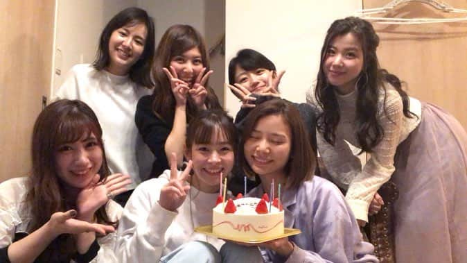 酒井瞳さんのインスタグラム写真 - (酒井瞳Instagram)「年齢も違うし、アイドリング!!!でも先輩後輩バラバラだけど、本当に家族みたい。出会えて良かった。東京で手に入れた宝物です。イケてるバルーンでお洒落な写真じゃなくて生活感溢れるハンガーなのが私たちらしいな。笑  #朝日クラッカーの煙吸った後バケモノみたいな咳やめて #まだ二十代だからね #ゴミの日言うな #誕生日弄り #おめでとう #ありがとう」4月30日 12時16分 - s.sakaihitomi