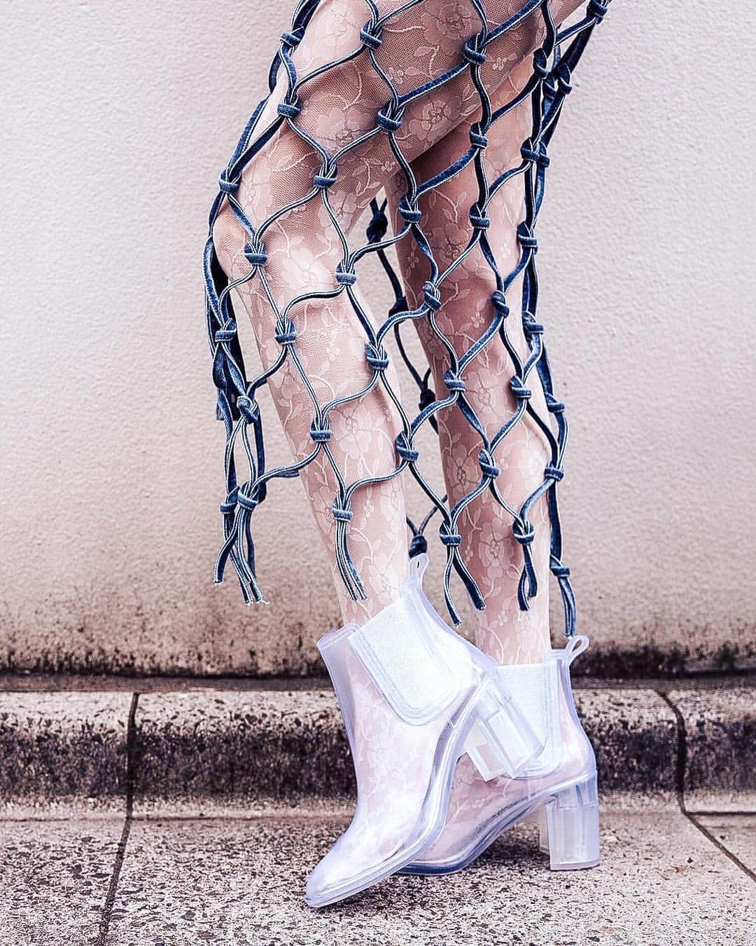 サマンサ麻里子さんのインスタグラム写真 - (サマンサ麻里子Instagram)「Legwear game strong with @Calzedonia 💙 | 📸 @celiamassimi ⠀ . . . #calzedonia #calzedoniajapan #legwear #tights #lace #florallace #jeffreycampbell #seethru #clearboots #booties #h3o #details #tokyoblogger #photography」4月30日 12時19分 - samanthamariko