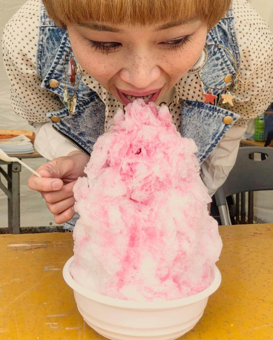 ロシアン佐藤さんのインスタグラム写真 - (ロシアン佐藤Instagram)「山梨県から はな雪かき氷５倍盛り きょだいすぎる〜〜！！ ぶどうが美味しい山梨県！ぶどうのシロップのかき氷です☺ ふわふわのかき氷にさっぱりぶどうのいい香りのするシロップなので、飽きずに食べられます！ 大人数で来たらシェアするのにもってこい！ ラリーのポイントは1ポイント！  #よみうりランド  #ロシアン佐藤 #食フェス #おなかがすいたらモンスター  #全国ご当地肉グルメ祭」4月30日 12時21分 - i_am_hito.chin