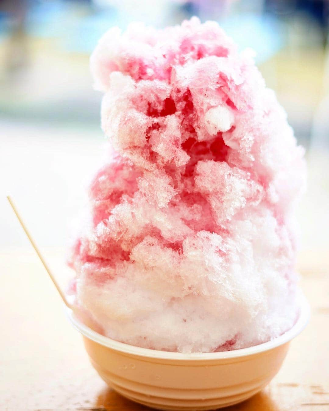 のインスタグラム：「山梨県から はな雪かき氷５倍盛り きょだいすぎる〜〜！！ ぶどうが美味しい山梨県！ぶどうのシロップのかき氷です☺ ふわふわのかき氷にさっぱりぶどうのいい香りのするシロップなので、飽きずに食べられます！ 大人数で来たらシェアするのにもってこい！ ラリーのポイントは1ポイント！  #よみうりランド  #ロシアン佐藤 #食フェス #おなかがすいたらモンスター  #全国ご当地肉グルメ祭」