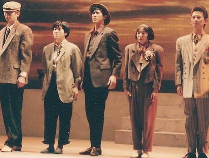 水谷あつしさんのインスタグラム写真 - (水谷あつしInstagram)「平成が始まった時は、﻿ ﻿ 24歳。﻿ ﻿ 東京キッドブラザースの劇団員として、﻿ 全国公演で活動。﻿ 柴田恭兵さんが劇団を卒業、世代交代で同期と看板俳優となり、劇団を引っ張っていく立場に。﻿ ﻿ 萩本欽一さんの、バラエティ番組『CHA-CHAワールド』(NTV)『欽ちゃんのどこまで笑うの 』(ANB)にもレギュラー出演。﻿ ﻿ と、とにかく忙しい日々を送っていました。﻿ ﻿ 劇団に入団して5年目。﻿ ﻿ 日本はバブル期ど真ん中！﻿ ﻿ テレビ局収録後は、稽古場へハイヤーで送ってもらえたり、信じられない時代で。﻿ ﻿ 東京キッドブラザースは劇団員は給料制でした。ほんと信じられない時代ですよ。﻿ ﻿ 若手時代はとにかく劇団からオーディションに行かされました。﻿ ﻿ CM、何故かファッションショーとかも合格してやってましたね。笑﻿ ﻿ 萩本欽一さんのオーディションへ、﻿ 厳しい、難しい、笑いのオーディションでしたが、﻿ 何故か？何故か？私、最終オーディションまで残り、﻿ あまりの大変さに、もう無理！と音をあげて、帰ろうとしていたら、﻿ リハーサル室の休憩所にいた、萩本さんに『キミ今回不合格です。だけど、この選ばれたメンバーで来年新番組やります。その時にまた呼びます。』﻿ と言われ、﻿ 一体何を言ってるんだろ？？﻿ そしたら、ほんとに一年後、呼ばれ、﻿ 『なんかやって』﻿ と一言。﻿ 公演帰りの同期とその時の出演舞台のラストシーンを演じたら、﻿ 『来週からレギュラー』﻿ 『！！？？』﻿ マネージャーもアタフタしていたのを覚えています。﻿ 今も忘れない、﻿ どちらも麹町の日本テレビ四番町別館での出来事。﻿ テレビの影響力は当然絶大の時代で、劇団公演への動員。﻿ 街を歩いてると指を指される。﻿ 気づくと﻿ 平成元年8月に『瞳を閉じてごらん』JA-JAとしてCDデビュー。﻿ 『ミュージックステーション』『トップテン』﻿ などに出演し、﻿ 東京、東北、東海、関西、九州のホールでコンサートツアー。﻿ ﻿ こんな時代もあったのですよ。﻿ ﻿ とにかく、私の中の萩本欽一さんから受けた影響力は凄く、﻿ ﻿ 劇団卒業後も萩本さん演出舞台に毎年出演。﻿ ﻿ 萩本さん初座長公演﻿ 『萩本欽一奮闘喜劇公演』（1998年、新宿コマ劇場）﻿ 萩本さんのコント番組﻿ 『笑いの巨人』(2003年、NTV)﻿ くらいまでお声を掛けていただき、﻿ ほんとにお世話になりました。﻿ ﻿ この時期の経験が私がここまで役者として生きてこれた礎となっていると思います。﻿ ﻿ 話が長くなりそうなので、﻿ ﻿ 今日は、これくらいに、、、。﻿ ﻿ 平成元年のお話でした。﻿ ﻿ 平成の話は尽きません、、、。﻿ ﻿ 皆さん、平成もありがとうございました。﻿ ﻿ 令和も変わらずよろしくお願い申し上げます。﻿ ﻿ 現在53歳の私。﻿ ﻿ 私もこんな可愛い時代がありました。笑﻿ ﻿ #平成最後の日#平成元年のお話#平成初期#24歳#水谷あつし」4月30日 12時23分 - achao726