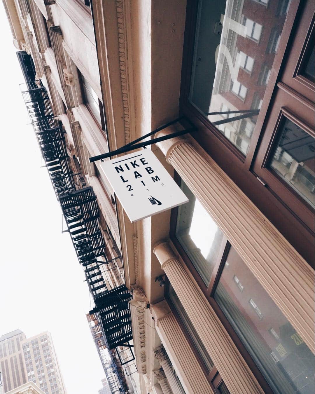 ゴッドフリー・ガオのインスタグラム：「📍When in🗽gotta make a stop @nikelab #airmax98lamezcla #21Mercer #nikelabnyc」