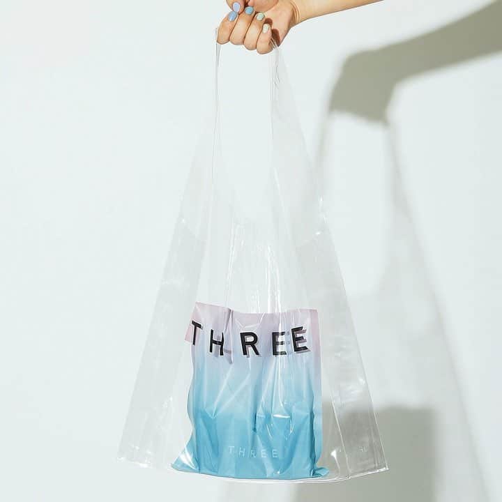 のインスタグラム：「＜サマークリアバッグ PRESENT＞ . THREE サマーコレクション「COLOR OF RAIN」全国発売まであと1日。 素敵な夏の始まりを願って、THREEより数量限定のサマークリアバッグをご用意いたしました。 . 涼しげな透明ビニールバッグを連れて、夏の思い出作りに出かけませんか？ . ■プロモーションの詳細はこちらから https://bit.ly/2GlnPyA ※なくなり次第終了となります。 . #threecosmetics #2019summer #colorofrain」