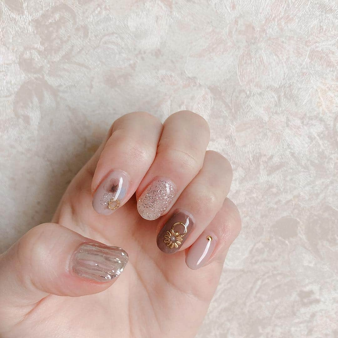 麻亜里さんのインスタグラム写真 - (麻亜里Instagram)「今回はブラウンを入れたくてこちらのデザイン💅 . #麻亜里ネイル #ブラウンネイル」4月30日 12時27分 - maari.0108