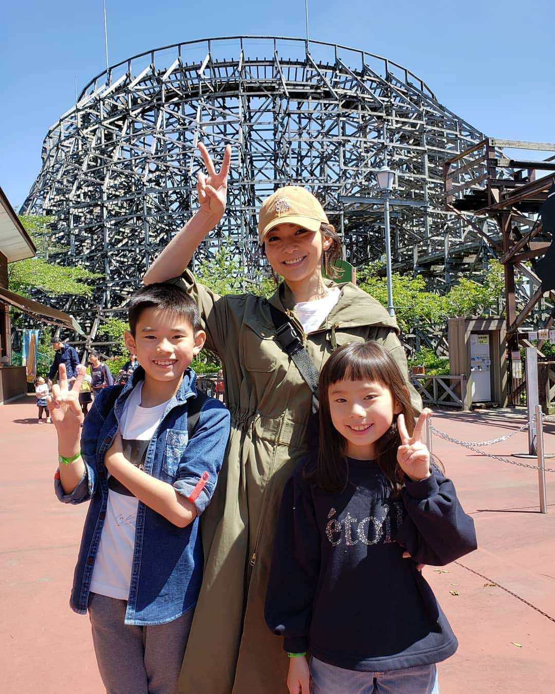 佐藤純さんのインスタグラム写真 - (佐藤純Instagram)「ゴールデンウィーク！  初日は、ママ友連れて私の実家へお泊まり。  夕飯食べて…お風呂に入ろうと思ったら💦💦💦私の着替えやらお泊まりグッズを入れたバッグがない😱  全部忘れました。。。 子供達だけ実家において、１日に東京と実家を2往復🚙  最後の写真は、玄関開けたら３人が｢おかえりなさいませ🙇｣と(笑)  翌日は、あーちゃんが作ってくれた🍙を持って東武動物公園へ。  先日、サマーランドでの娘との交換条件のジェットコースター！  娘、乗りました🎢  出発してから｢やっぱりおりるー😭｣って泣いたけどね(笑)  キャップ🧢は、届いたばかりの❤️ @newerajapan × @bayflow_inc × @wakanozawa  和香ちゃんのトリプルコラボキャップだよ～😊 #ゴールデンウィーク #実家 #東武動物公園 #ママ友 #ママ#ママモデル#モデル #mama #mamamodel #model」4月30日 12時27分 - junsatoidea