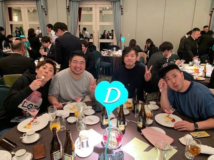 DEppaさんのインスタグラム写真 - (DEppaInstagram)「. 昨日は 2018年、2019年 CMに出演させて頂いている #ベスト個別学院 さんの社員総会に サプライズで出演させて頂きました！ と言うのも、お世話になっている#エステー の 鹿毛さんが講演をすると言うことで 僕らもお供させて頂きました！ . 鹿毛さんがベスト個別学院のCMの話しをして→ 「今日はその曲を歌いたいと思います」→ その言葉を合図に、会場に音が流れる→ 鹿毛さんがCMソングを歌おうとした瞬間 後ろの扉からシクラメンがサプライズで登場！ 会場にいた方々は驚いていました！w サプライズ大成功！！！✨ やりましたね鹿毛さん〜！💯✌🏽✨ . 昨日はベスト個別学院のCMソング、 100年初恋、あっぱれニッポン!! BRAND NEW DAY を歌唱！ ビシッとスーツを着た先生方全員が 笑顔で手拍子をしたり手を上げたり 一緒に楽しんでくれました！ 本当にありがとうございました！ . ライブをしたあと皆さんと一緒に食事！ 皆さん、温かくて良い人ばかり！ これからもご一緒させてください！ 〝Make Happiness〟 . いや〜 本当に楽しかったな〜 今回は鹿毛さん、花さん、うちの社長、 メンバー4人で那須に向かったのですが、 車内も楽しいし、ライブが終わってからも 食べて飲んで語らって笑って笑って笑って✨ めちゃくちゃ為になる話しを聞けたり、 おバカな話しをしたり、常に喋り続けて まるで修学旅行みたいでしたw . 昨晩はメンバー4人だけの部屋だったのですが、 4人だけはシクラメン結成以来 初めてw もちろん気まずくなることもなく、 お菓子食べて、お酒呑んで、語り続けて 結成11年目にして初めてそんな体験をしましたw とっても貴重な時間でしたw 部屋にバスローブがあったので4人で 揃いの姿で写真を撮りましたw 後ほどアップしますねw🤣👍🏽🍀 . #シクラメン #シクラ族 #シクライブ #シクラメンきてる #いいね #ドライペット #music #live #song #love #Insta #follow #Likes #instagood #like4lik #followme #happy #picoftheday #TBS #プロ野球 #SAMURAIBASEBALL #BRANDNEWDAY #globalassist」4月30日 12時29分 - deppa_shikuramen