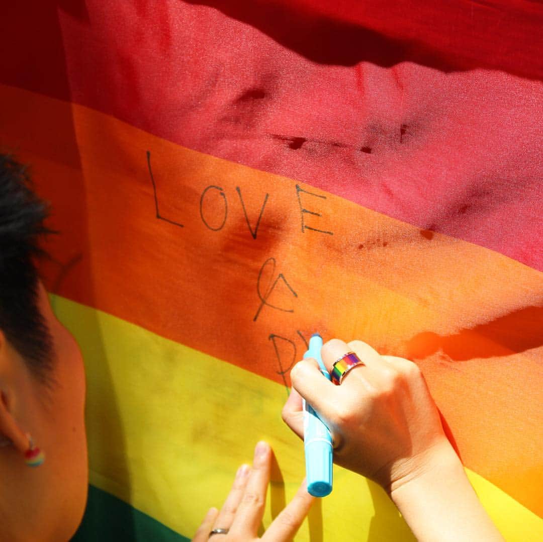 SORA ≪SORA表参道の公式アカウント≫さんのインスタグラム写真 - (SORA ≪SORA表参道の公式アカウント≫Instagram)「* #trp2019 #tokyorainbowpride #LGBT #pride #東京レインボープライド #プライドパレード . 4/28(日)・29(月)の2日間『東京レインボープライド2019』に参加しました！ 2日間、たくさんの方にSORAのブースへお立ち寄りいただき、心よりお礼を申し上げます＊* . SORAの指輪を身につけている人はみなPRIDEを掲げる仲間です。 私＝Iから私たち＝WEへ、PRIDEが結びついていくその先には、どんな世界が広がるのでしょうか。 多様性を認め合い、誰もが自分らしく生きる社会になるよう、SORAはこれからもアライアンス活動を続けていきます。 . 代々木公園でのプライドフェスティバルは終了しましたが、プライドウィークは5月6日まで続きます。 この機会にぜひ「自分らしさ」について考えてみませんか？ . 《アライアンスとしての取り組み》 【2015年10月】  第1回全社員LGBTダイバーシティ研修（講師：株式会社Letibee代表 外山雄太さん） 【2016・2018年】 表参道本店にて映画「ジェンダーマリアージュ」上映会を開催 【2017・2018・2019年】 東京レインボープライドへ出展 【2019年4月】 就業規則で定めている福利厚生を、配偶者と同様に同性パートナーにも適用へ 【2019年4月】  第2回全社員LGBTダイバーシティ研修（講師：株式会社インソース 庭野和子さん） 【2019年4月】  渋谷区「しぶやレインボー宣言」によりLGBTアライを宣言 -------------------- ▼SORAのアライアンス活動について https://www.sora-w.com/contents/event/trp2019/ ▼東京レインボープライドとは https://tokyorainbowpride.com/about2019 -------------------- . ぜひ『 #結婚指輪sora 』のハッシュタグで SORAの写真を投稿してくださいね＊* こちらのアカウントでリグラムさせていただきます♪ . #結婚指輪 #婚約指輪 #指輪 #表参道 #オーダーメイド #プレ花嫁 #ブライダル #ウェディング #手作り #彫金 #bridal#wedding #bridalring #ring #tokyo #anniversary  #Jewelry #Marriage #記念日 #ソラ #リング #東京レインボープライド2019」4月30日 12時30分 - sora_omotesando