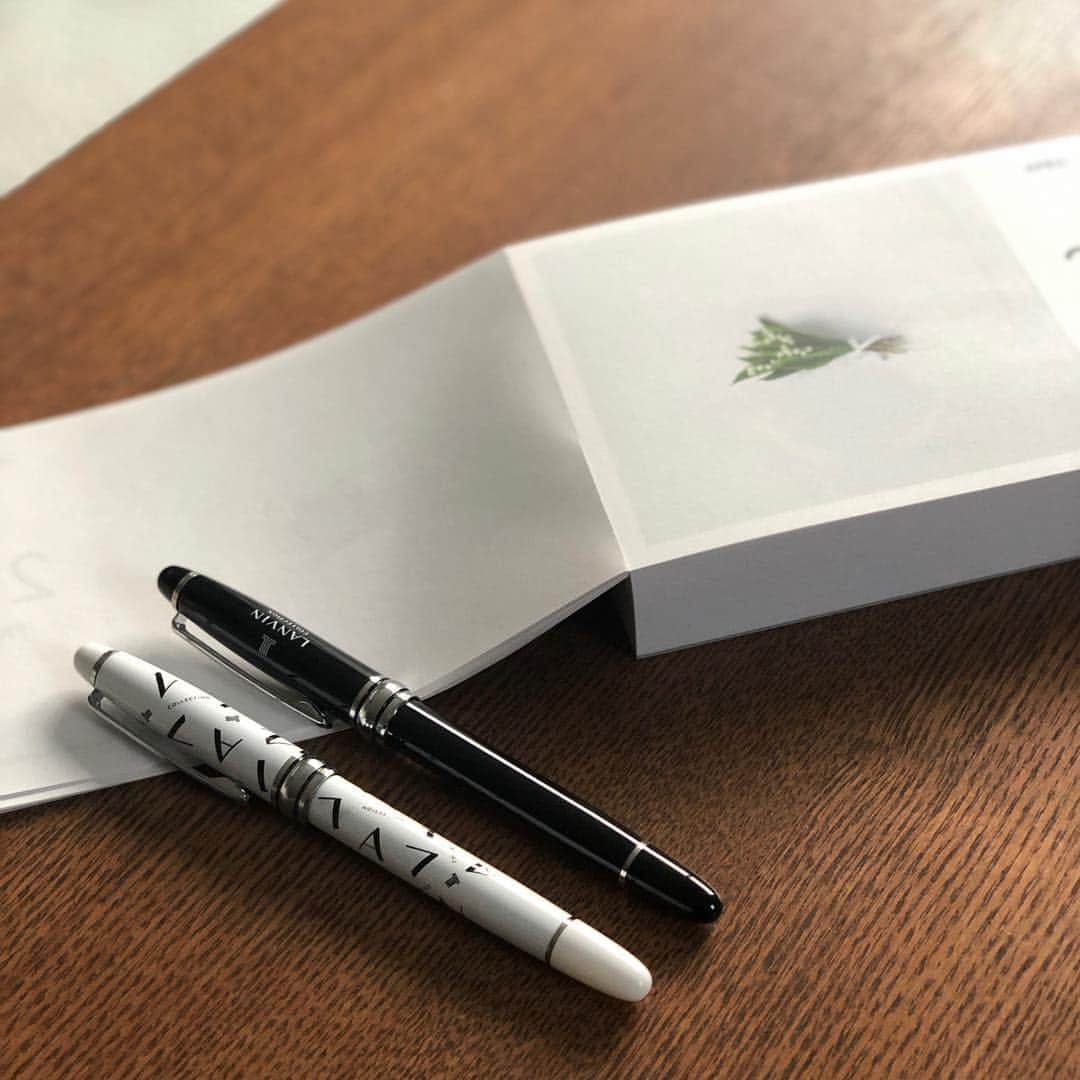 のインスタグラム：「みなさま楽しい連休をお過ごしですか？今日は雨のところも多いみたいですね☔️今月25日に発売したMonoMasterは、ランバンコレクションの万年筆とふでぺんのセットが付いてきます🖋🖊どちらもすごくなめらかな書き心地で、デザインも素敵です😌書店やコンビニなどにお出かけの際はぜひチェックしてみてくださいね🔎 #リンネル #宝島社付録 #モノマスター付録  #モノマスター #文房具好き #文房具 #monomaster #ランバンコレクション #lanvin」
