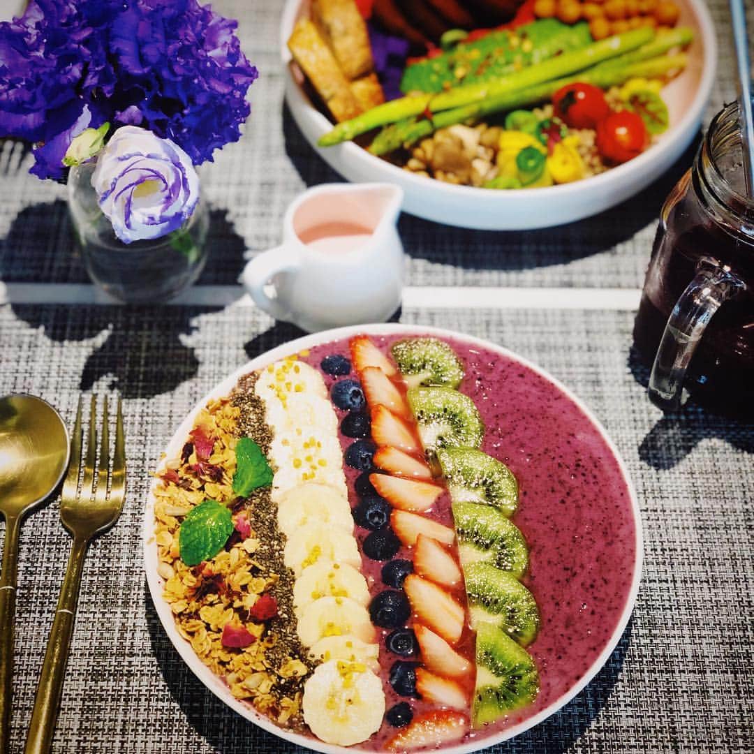 のインスタグラム：「Found a rainbow in the asai bowl 🌈 @cafebyjuicydiary の虹アサイーボウル。 幼少期にアフリカに住んでいたせいか笑、アボガドとかアサイーなどの南国系食べ物が今でも大好き❤️ * * * * * #acaibowl #acai#rainbow #taipei#taiwan#healthyfood #アサイーボウル#🌈」