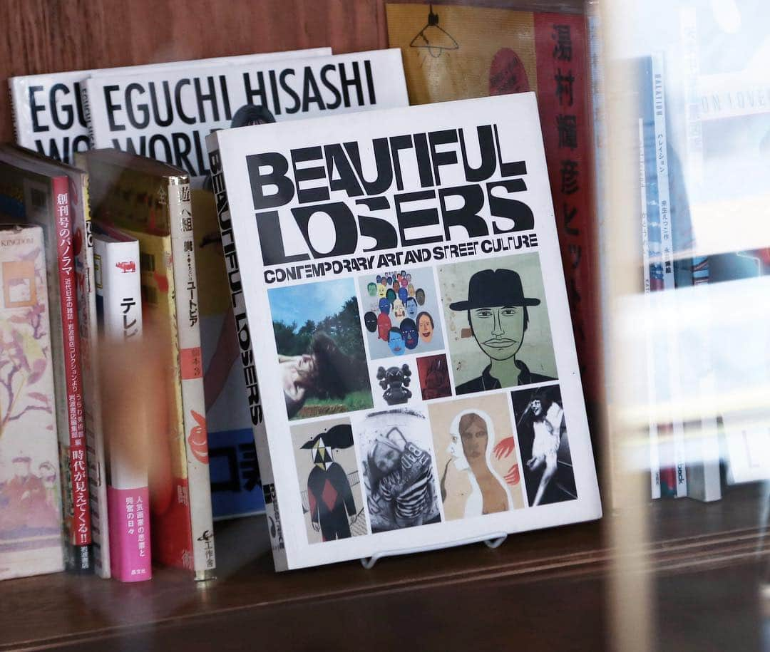 nostos booksさんのインスタグラム写真 - (nostos booksInstagram)「オープンしました。本日の #ノストスオススメ は、『Beautiful Lusers』。﻿ ﻿ 映画「ビューティフル・ルーザーズ」のヴィジュアルブック。﻿ 舞台は90年代アメリカ。時間と体力を持て余し、世間から“LOSERS(落ちこぼれ)”のレッテルを貼られた若者たちが、創作によって世界のアートシーンで注目を集めていく軌跡を追ったドキュメンタリーです。﻿ ﻿ やはり見どころは、マーク・ゴンザレス、バリー・マッギー、マイク・ミルズなど、今や各界で輝かしい活躍を見せるアーティストらの作品たち。﻿ ﻿ アートは誰のものでもない、みんなのものだということを強く思い出させてくれると同時に、ひとが持つ「生み出すちから」は、誰からも奪われることのない「自由」そのものだと胸が熱くなります。﻿ ﻿ ﻿ #nostosbooks #本屋 #書店 #bookstore #bookshop #本 #book #books #読書 #本好き #本が好き #世田谷線 #松陰神社前 #beautifullosers #マークゴンザレス #バリーマッギー #マイクミルズ #ストリートカルチャー #古本  #古本屋 #古書 #古書店」4月30日 12時47分 - nostosbooks