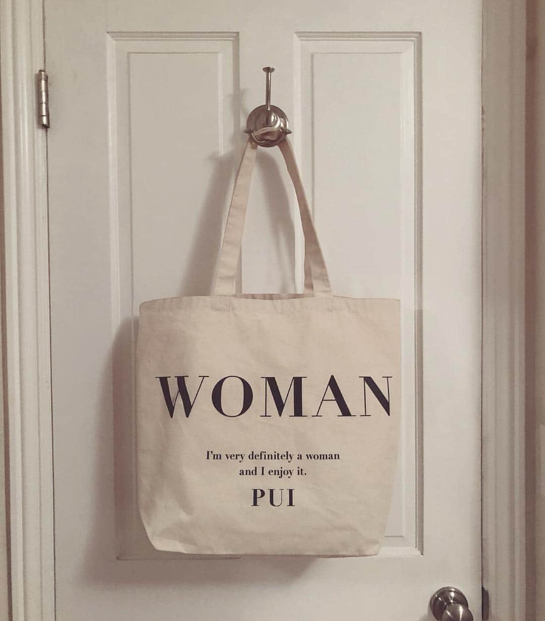 puinpiさんのインスタグラム写真 - (puinpiInstagram)「Pui Bag ： 新しいトートバッグが登場します♡ ： 2019ss テーマの ‘‘ woman ’’ と、 マリリンモンローの言葉を。 ： I’m very definitely a woman and I enjoy it. ： 私は女だし、女であることを楽しんでるわ ： woman ： ： ヴィンテージホワイトのしっかりめのコットンに、ブラックの文字。 大きめでマチもあるので、たくさん入るので便利♡ ： ： #Pui#Puishop#Bag#エコバッグ#トートバッグ#ヴィンテージ#インテリア#お部屋#プイ」4月30日 12時48分 - puinpi