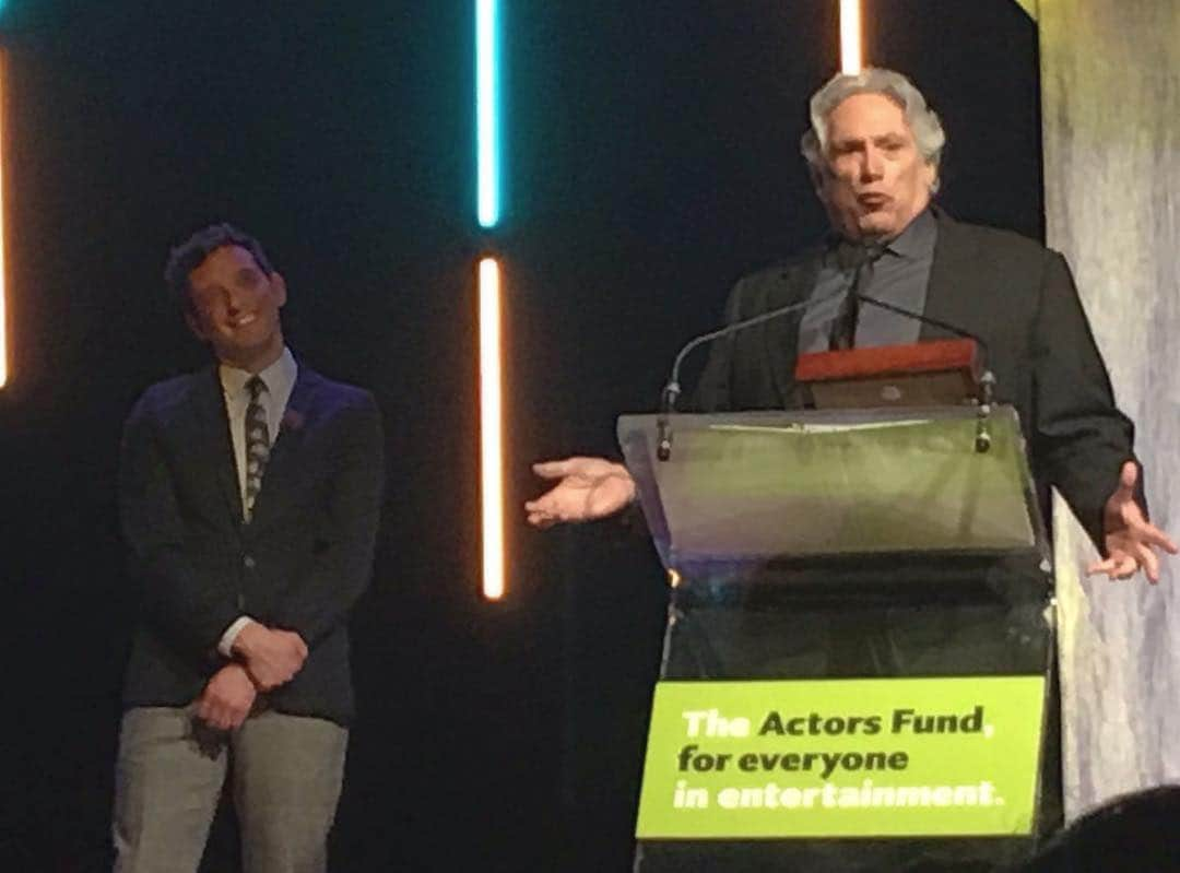 マイケル・ユーリーさんのインスタグラム写真 - (マイケル・ユーリーInstagram)「Tonight the @theactorsfund honored @theharveyfierstein who said when he was coming up, he needed work and the actors fund wrote him a check. Tonight, he wrote one for them. He continues to be my hero!」4月30日 12時56分 - michaelurielikesit