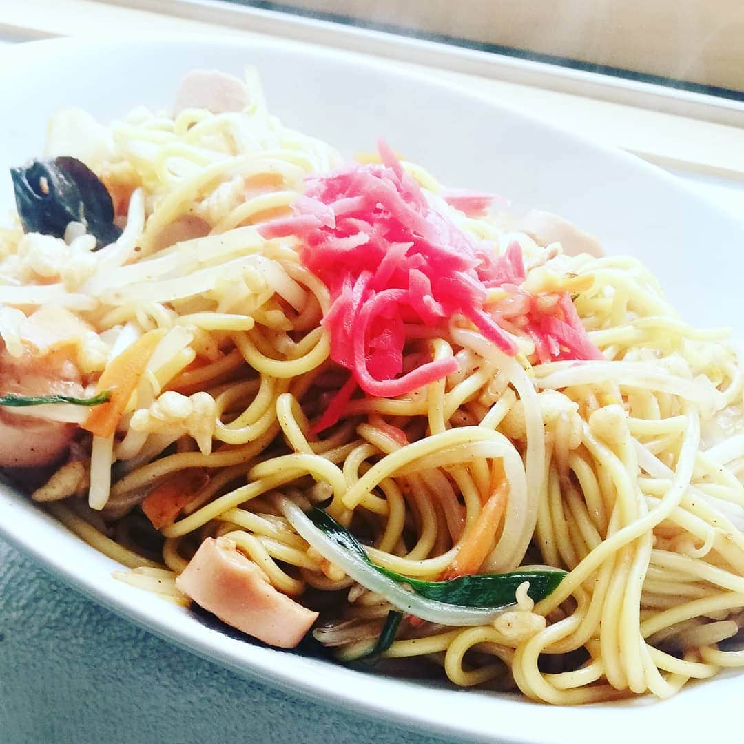 松本隆博のインスタグラム：「。 焼きそば作り、 食べますなう。 平成最後の焼きそば。 (^-^)」