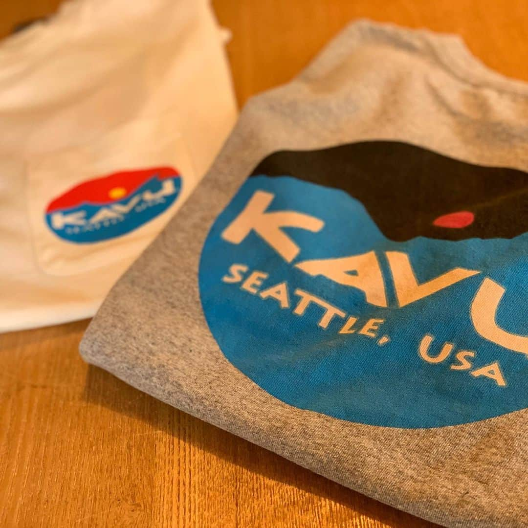 SUNDAY MOUNTAINさんのインスタグラム写真 - (SUNDAY MOUNTAINInstagram)「* 【ユニークな  KAVU Tシャツ入荷！】 * カブよりキュートな フードTEEが入荷してきましたー！  キャンプやアウトドアシーンで盛り上がる事間違いなし♪ ・ポテトTEE ・シェイクTEE ・ハンバーグTEE  柔らかい着心地が気持ちよいコットン100%。 ジャパンフィットで日本人の方に合いやすいサイズ。 他にも ツリーTEEやロゴTEEも入荷してますー！ ¥3,900〜 税抜  是非お試し下さいー♪ * * SUNDAY MOUNTAIN ■ 本店 福井県坂井市春江町針原20-1-1 11:00～19:00(水曜定休) TEL 0776-63-6589 ■ BASE CAMP店 福井県坂井市春江町針原21-49-7 K.TENANT-B 11:00～19:00(火,水曜定休) TEL 0776-97-8848 ■オンラインショップ http://campanela.jp/webshop.html * * #sundaymountain #camp #hiking #カブ #KAVU #GW #BBQ #サンデーマウンテン #アウトドア #アウトドアショップ #アウトドアファッション #キャンプ #キャンプギア #ハイキング #Patagonia #northface  #outdoorfashion #travel #カジュアルコーデ #お揃いコーデ」4月30日 12時56分 - sundaymountain