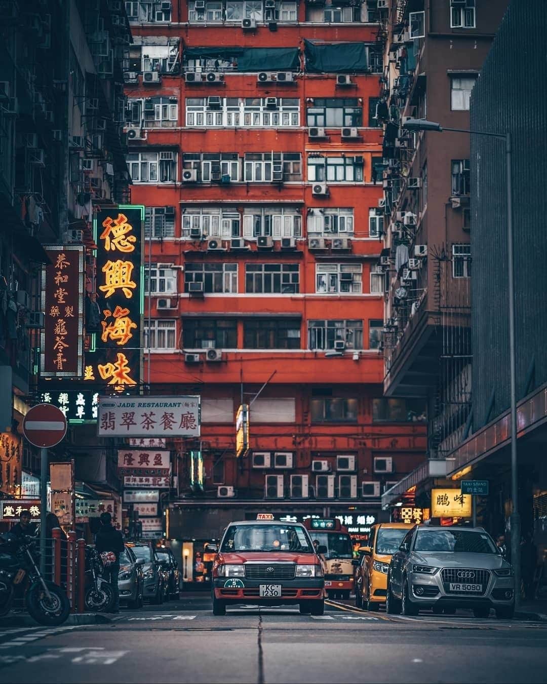 Discover Hong Kongさんのインスタグラム写真 - (Discover Hong KongInstagram)「A Hong Kong photo tip: discover unique streetscapes in the city’s older neighbourhoods. 香港美拍點子：到老街區走走，發掘獨一無二的巷弄風光！ 香港撮影ヒント：街中にある古い建物ほど絵になる。 📷: @stfeyes #DiscoverHongKong #repost」4月30日 13時01分 - discoverhongkong