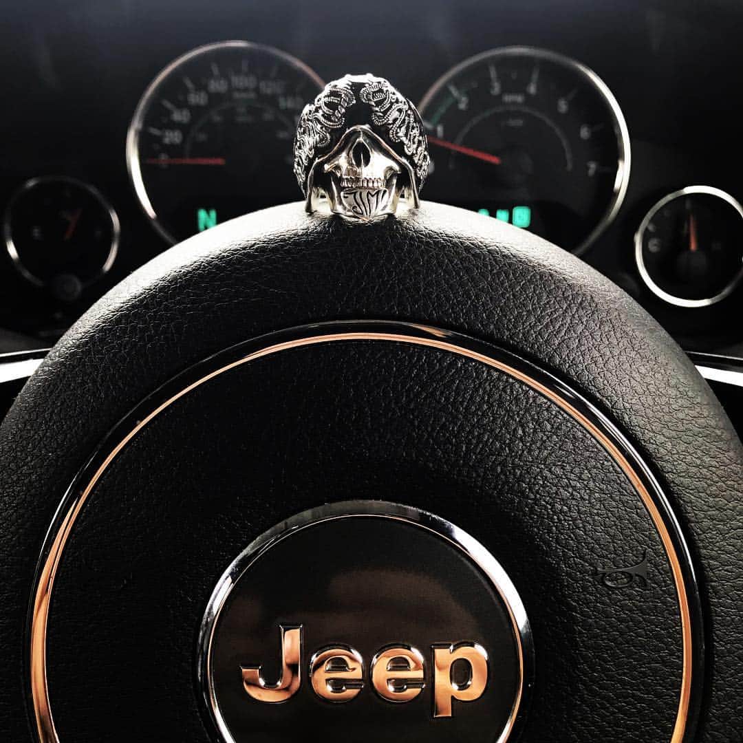 Ju-kenのインスタグラム：「Justin DavisのJimiと愛車で宇都宮へ♫  BGMならぬBGVは #bohemianrhapsody  冒頭から泣けて泣けて、着く頃には目ぇ真っ赤🤦🏻‍♂️ 雨も渋滞も、Queenのおかげでいい旅です♫  #justindavis #jeepのある生活 #gypsyskull」