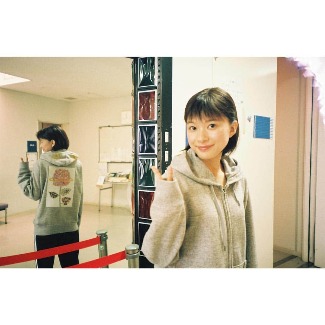 芳根京子さんのインスタグラム写真 - (芳根京子Instagram)「Ｔシャツはスタッフさんともお揃い！ パーカーは家族でお揃いです❤︎ #film #母と惑星についておよび自転する女たちの記録  #わたしも葉っぱを #書かせてもらいました🌿」4月30日 13時02分 - yoshinekyoko