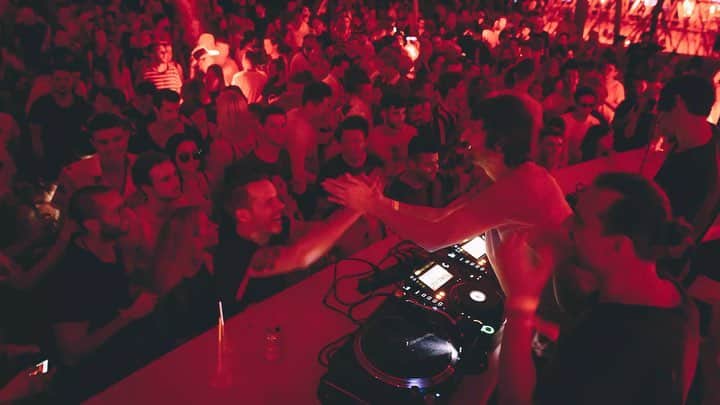 lute / ルーテのインスタグラム：「【Pioneer DJ × lute : WE GUIDE VIETNAM EPIZODE3 -SPECIAL TEASER-】 Pioneer DJがサポートする「EPIZODE FESTIVAL」にフォーカスした映像を制作。  本編公開に先駆けてティザー映像を公開📺 2016年よりベトナムの南西に位置するフーコック島で開催されている「EPIZODE FESTIVAL」。 アジア最大級のアンダーグラウンドミュージックフェスにRicardo Villalobos、Nina Kraviz、Fumiya Tanakaなど 世界中のトップDJ達がなぜベトナムに集うのか本映像を通じて、その理由を紐解いていく🔍 #lute #lutemedia #pioneerdj #pioneer #EPIZODE #EPIZODEFESTIVAL」